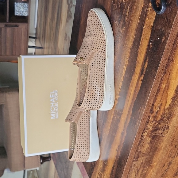 Michael Kors Women Slip-ons - Picture 4 of 9